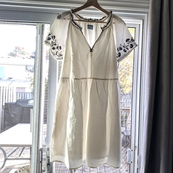 NWT Beautiful Off-white Embroidered Dress with Pockets - Picture 1 of 9